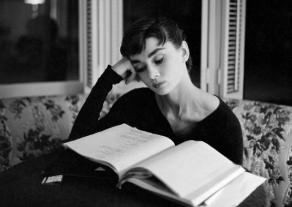 Одри Хепбёрн читает книгу