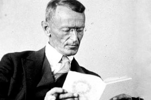 Герман Гессе читает книгу